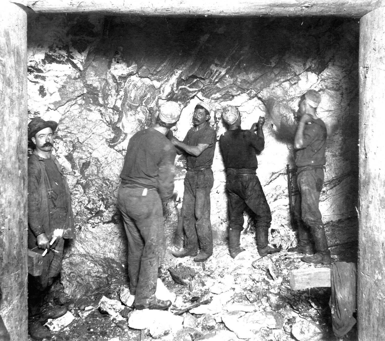 Gwin Mine: Gwin Miners Digging Quartz